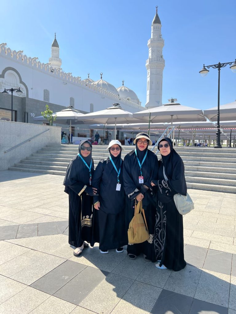 Jamaah Goumrah.id berfoto bersama di kawasan Masjid Nabawi.