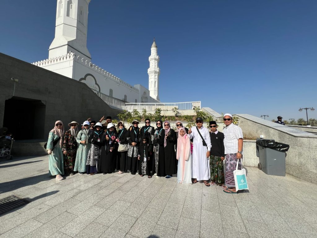 Rombongan jamaah umroh Goumrah.id bersiap menuju masjid untuk menjalankan ibadah di Tanah Suci.